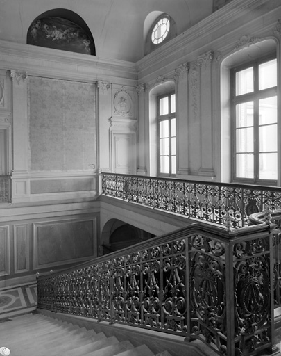 Grand escalier au 1er étage-carré.