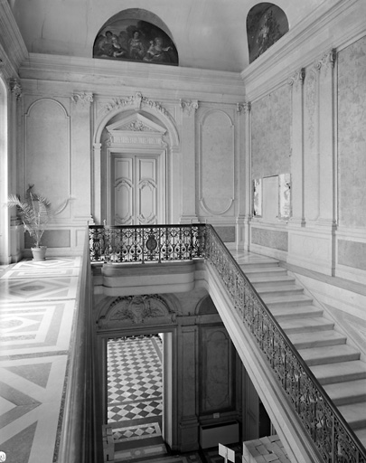 Grand escalier au 1er étage-carré : porte de la bibliothèque.