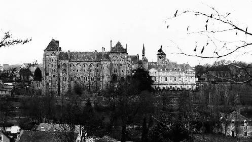 Prieuré Saint-Pierre, Abbaye de Bénédictins dite Abbaye de Solesmes.