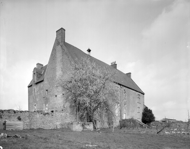 Logis : élévation droite et postérieure.