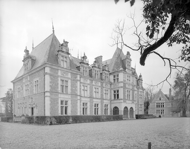 Logis : élévations gauche et antérieure.