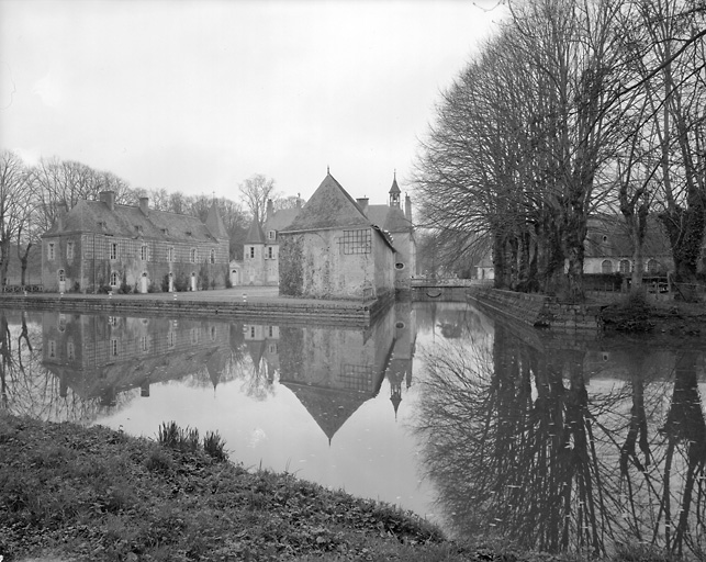 Cour et communs.