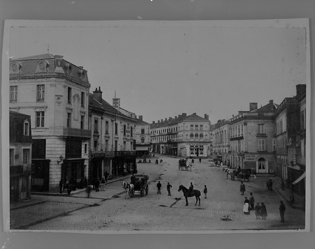 Place Raphaël-Elizé.