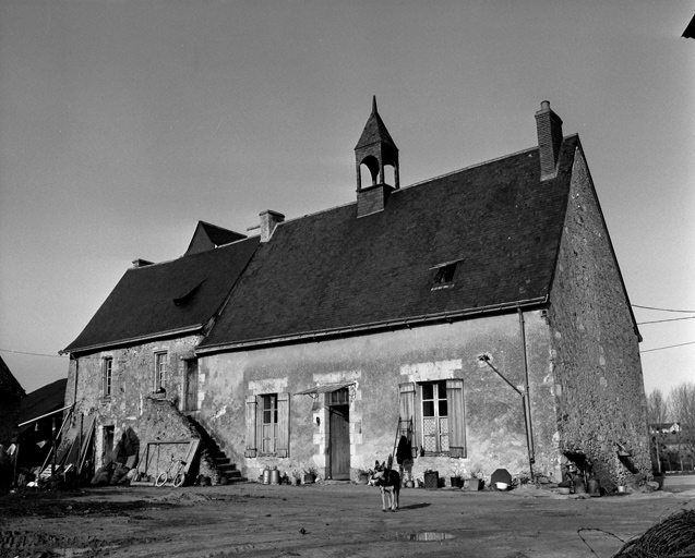 Corps principal, chapelle est (A) et logis ouest (B) : façades antérieures sud.