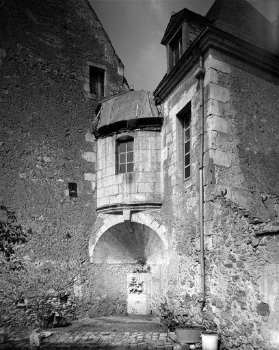 Angle est du corps de logis et du corps secondaire nord : détail de la logette.