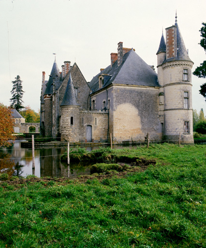Château : façades latérale ouest et postérieure nord.