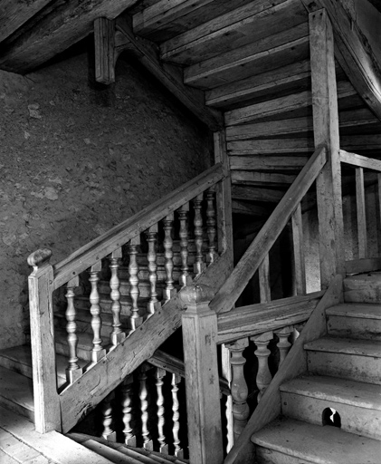Communs, intérieur de la partie centrale : escalier d'accès aux combles.