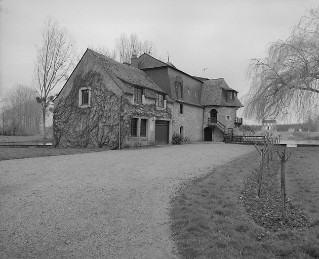 Elévations gauche et antérieure.