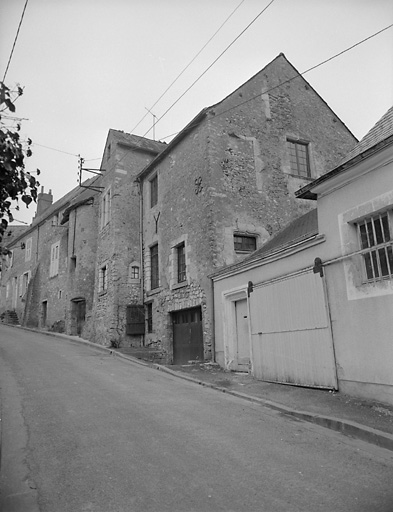 Elévations antérieure et droite.