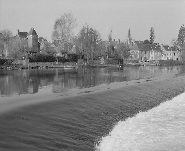 Vue partielle depuis l'est : du 8 rue Basse à l'église Saint-Martin.