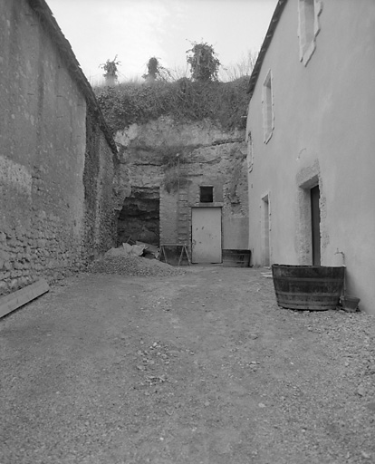 25 rue Basse. Abri troglodytique : entrée.