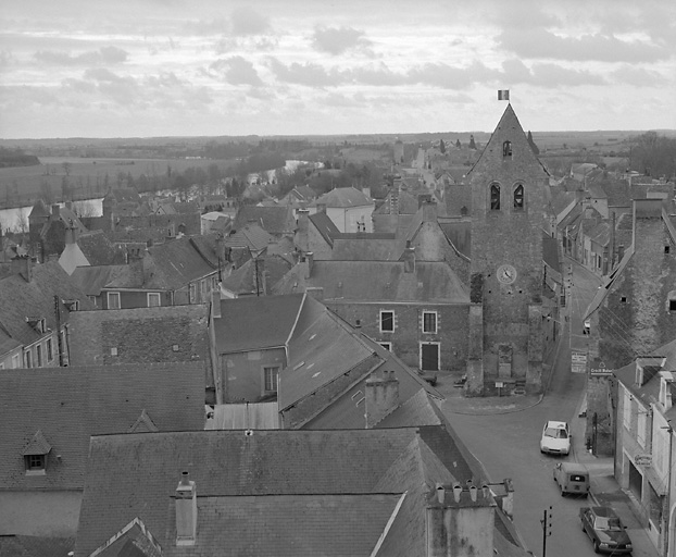 Place de la République et tour Saint-Pierre : vue cavalière depuis le nord.