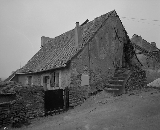 Elévations antérieure et droite.