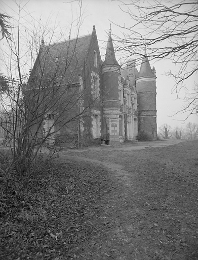 Logis : élévations droite et postérieure.