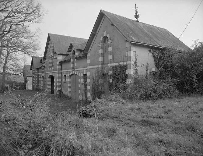 Remise-écurie : élévations gauche et antérieure.
