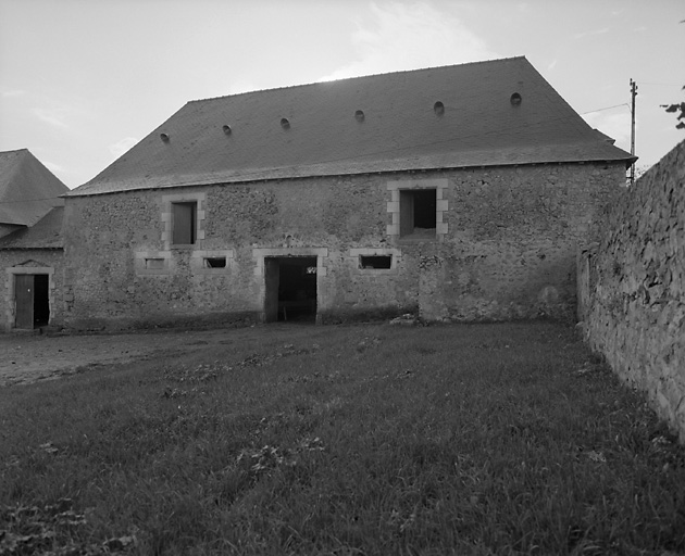 Etable-grange à droite de la cour.