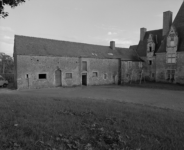 Etable-grange à gauche de la cour.