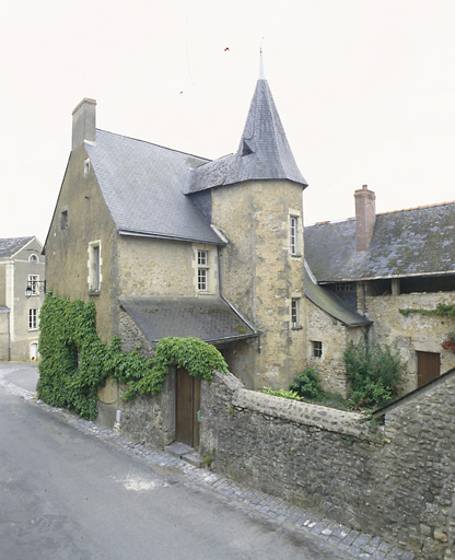 Elévations latérale droite et postérieure du logis.