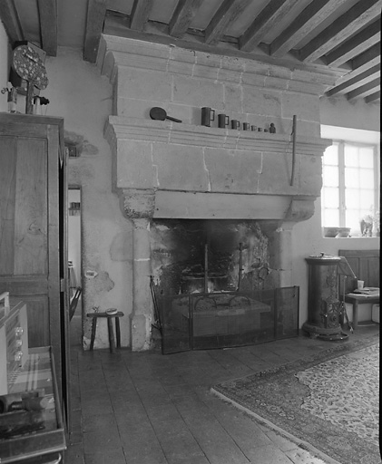 Cheminée au rez-de-chaussée.