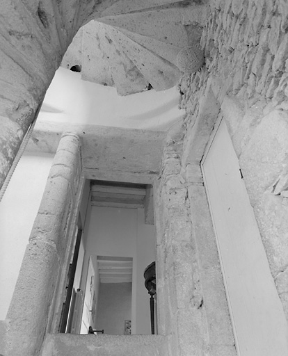 Portes de communication entre l'escalier et l'étage carré du logis.