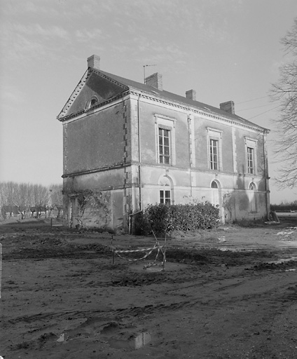 Logis : élévations gauche et antérieure.