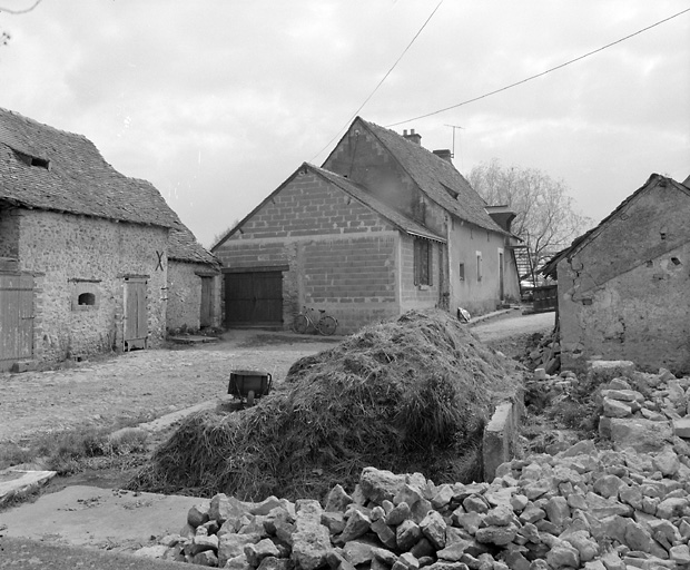 Etable et logis : élévations antérieure et gauche.