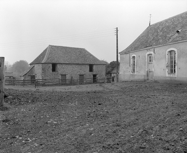 Etable : élévations antérieure et droite.