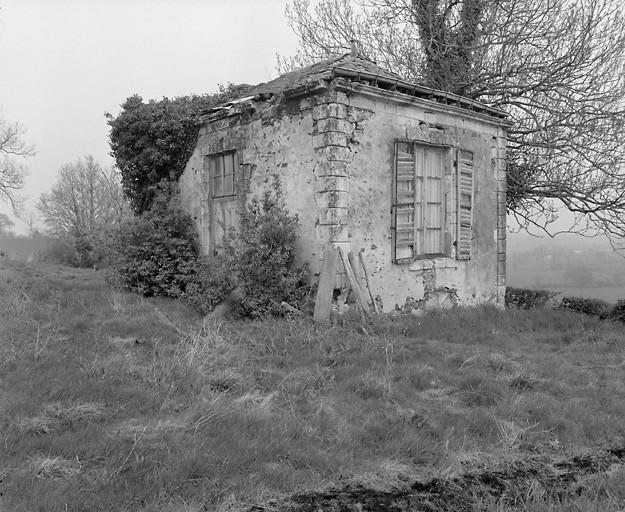 Elévations antérieure et droite.