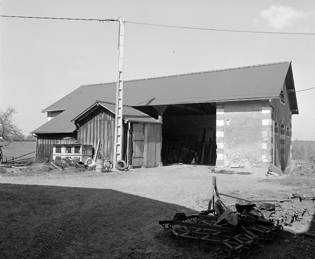 Remise-aire à battre : élévation antérieure.