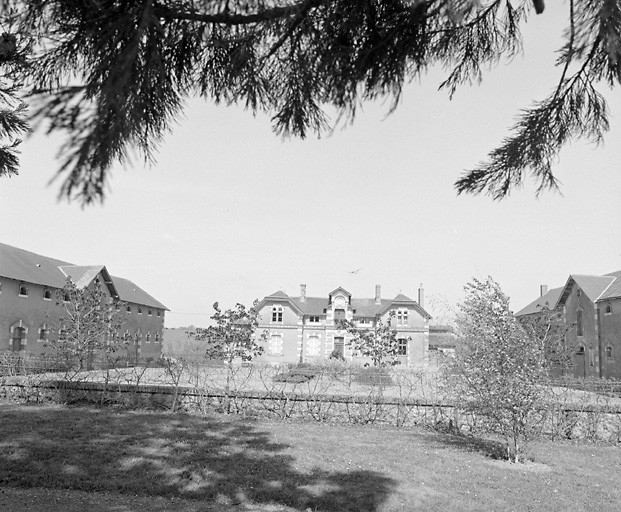 Logis : vue d'ensemble depuis le sud.