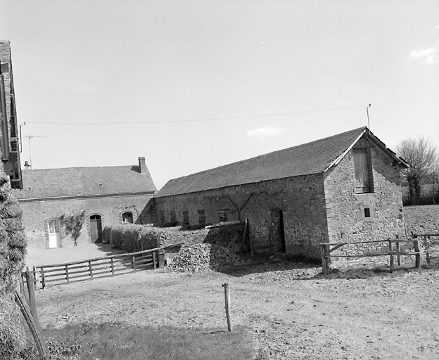 La Mènerie. Porcherie : élévations latérale gauche et antérieure.