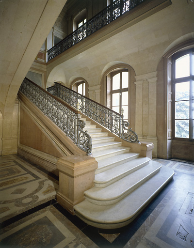 Départ du grand escalier vers le vestibule.