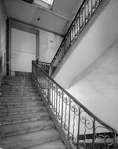 Escalier latéral gauche.