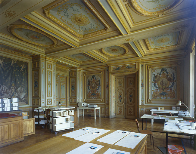 Grande salle-bibliothèque, murs sud et est.