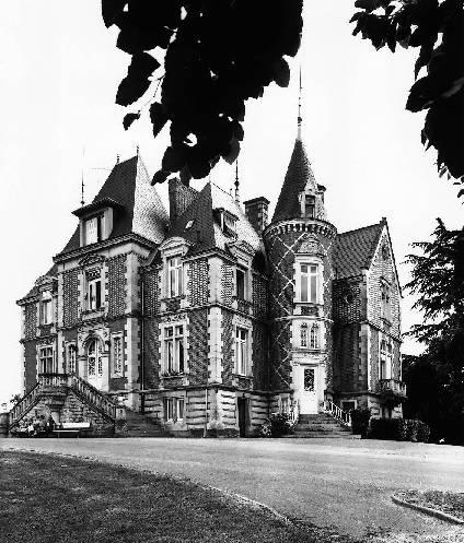 Elévations antérieure et droite.