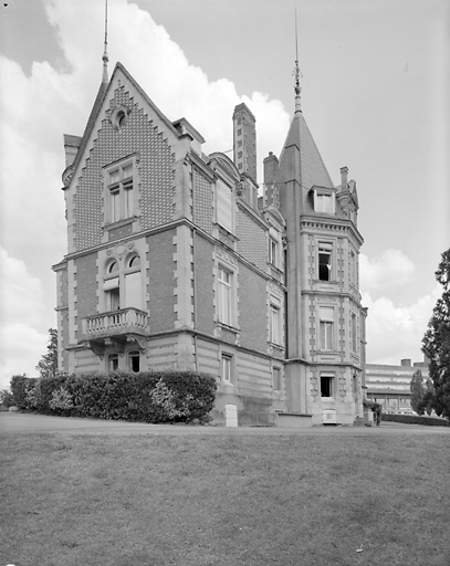 Elévations droite et postérieure.