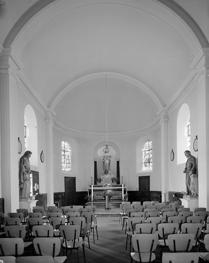 Chapelle : vue intérieure vers le choeur.