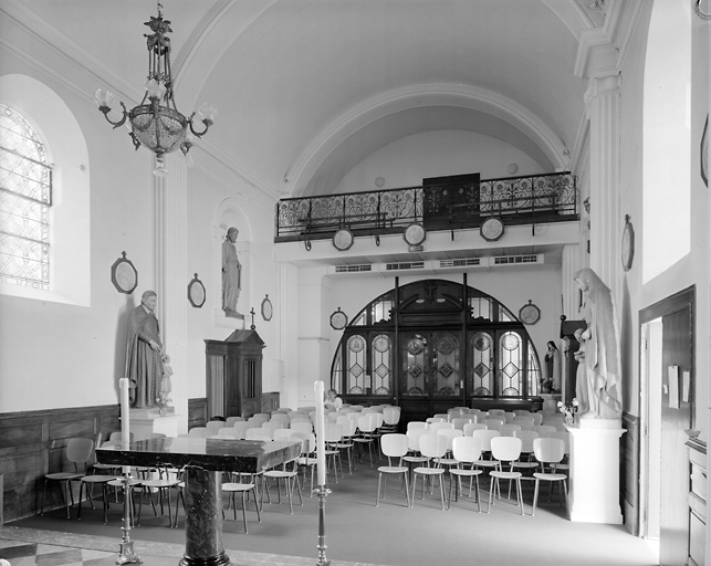 Chapelle : vue intérieure vers la tribune.