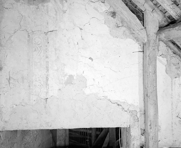 Côté dextre, partie inférieure, tête de sanglier et décor de rinceaux.