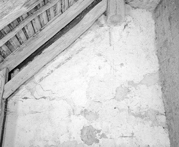 Côté senestre, partie inférieure, décor de faux-appareil.