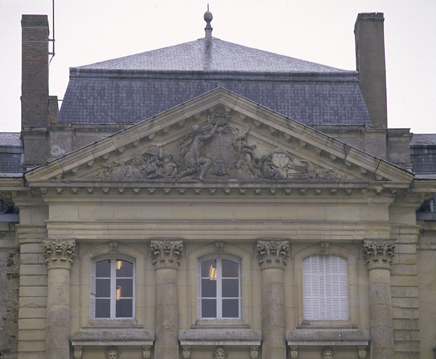 7 reliefs : Renommée couronne le duc de Chaulnes (la), Zeus, Hercule, Neptune, Cérès, Diane, Flore