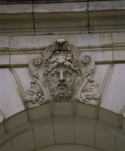 Hercule, clef de baie sur l'élévation antérieure, rez-de-chaussée du corps central.