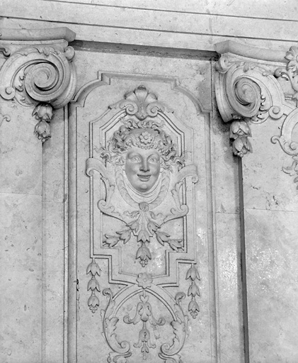 Grand escalier (détail) : décor sculpté.