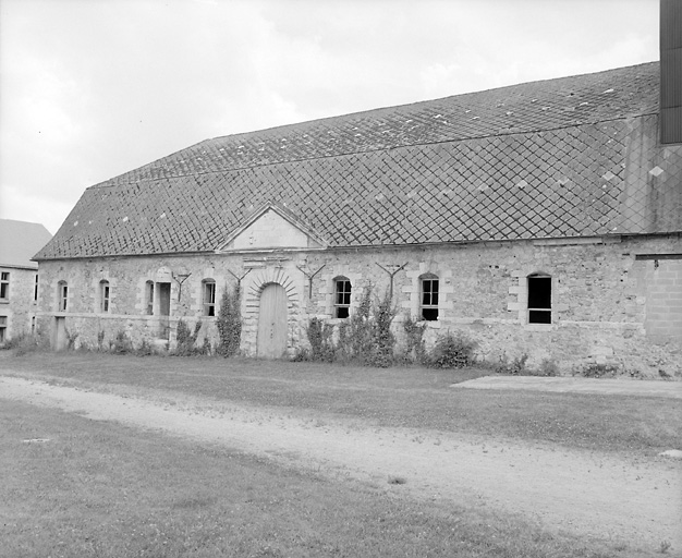 Ecuries, élévation antérieure.