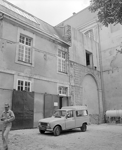 Communs, corps accoté au logis, élévation antérieure, partie droite.