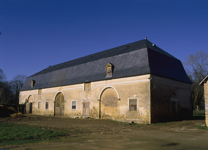 Ecurie-grange, élévation antérieure.