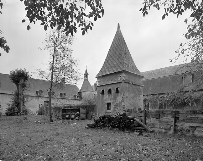 Colombier près des dépendances.