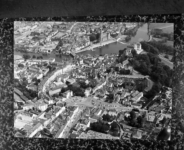 Vue aérienne de la ville depuis l'ouest.