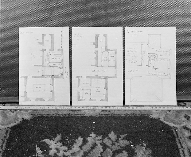 Partie gauche du logis, plans du rez-de-chaussée, de l'étage-carré et de l'étage de comble.