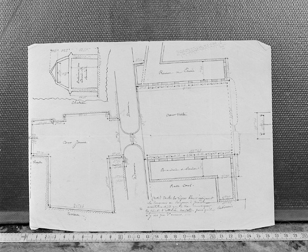 Plan-masse des dépendances du château, coupe transversale de l'écurie-remise.